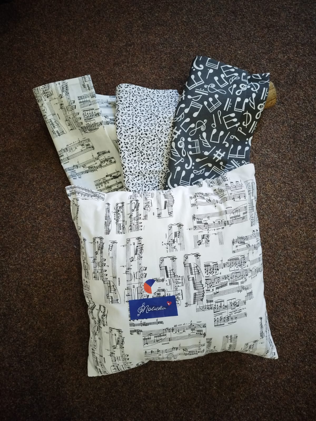 Šité v naší dílně - polštářek 40x40cm, běhoun na stůl 50x140cm