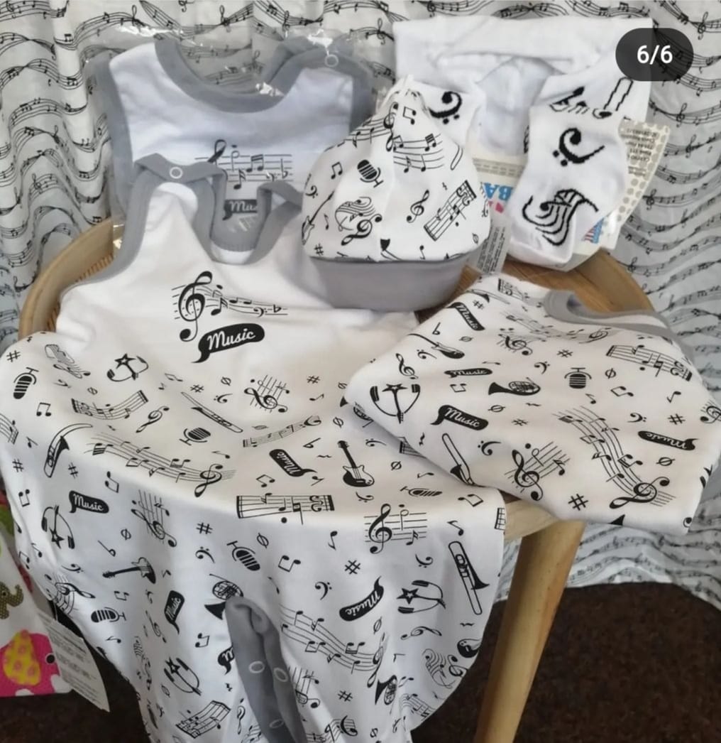 Bavlněné dětské oblečení (čepička, bryndáček, punčocháče, ponožky, overal, body, dupačky)